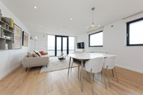 Gorgeous 2 Bed Apartment with Stunning Sea Views with Free Parking and Fast Internet
